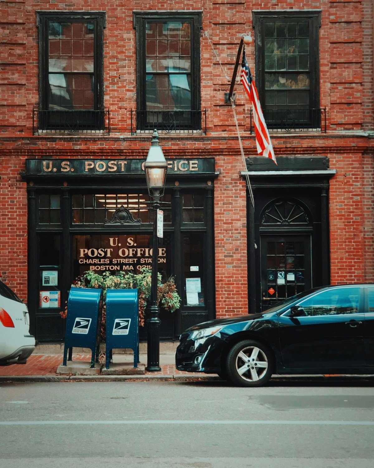 Street view of Beacon Hill post office brick building